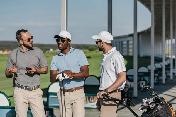 Jugadores de golf hablando antes del juego - foto de stock