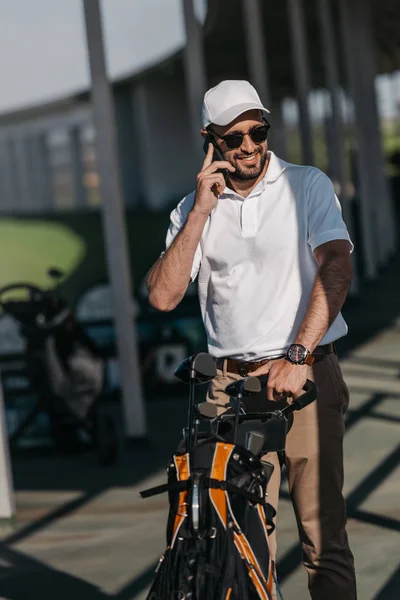 Hombre hablando en smartphone - foto de stock