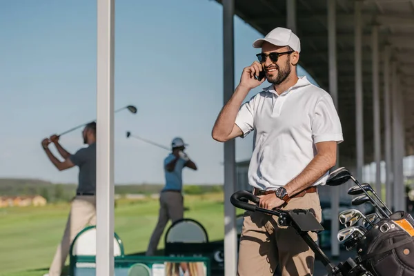 Uomo che parla su smartphone — Foto stock