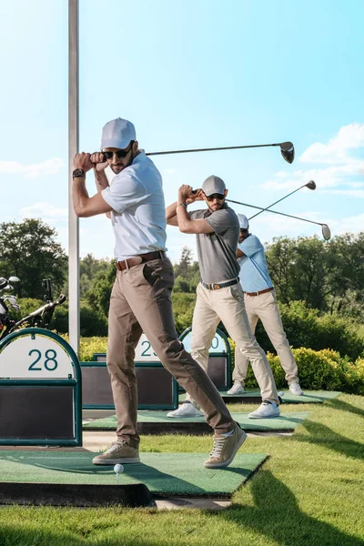 Golfistas jugando al golf - foto de stock