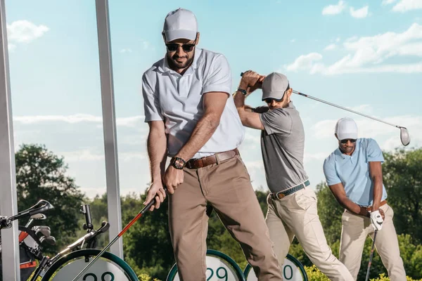 Golfistas a jogar golfe — Fotografia de Stock