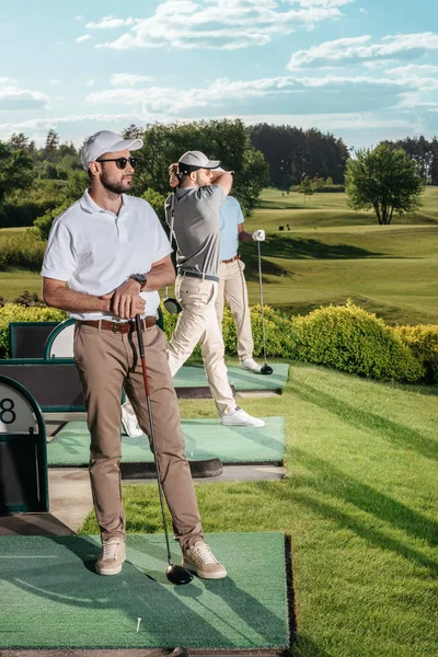Jugador de golf mirando hacia otro lado - foto de stock