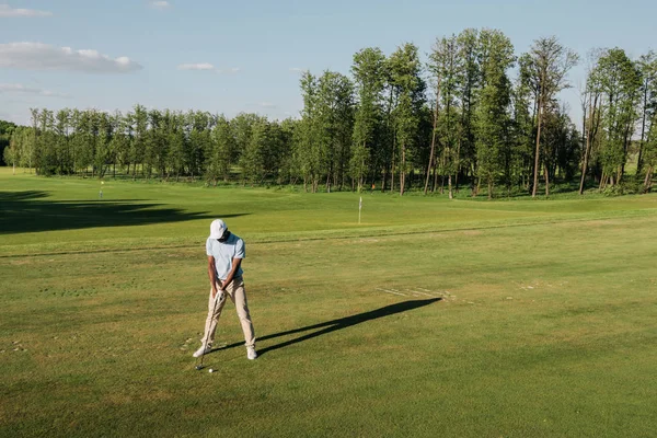 Hombre jugando al golf - foto de stock