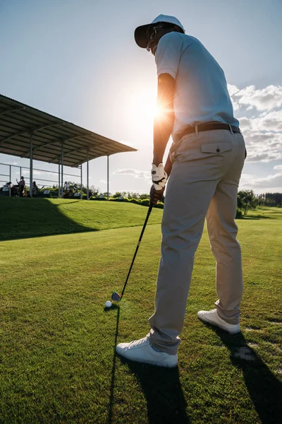 Homme jouant au golf — Photo de stock