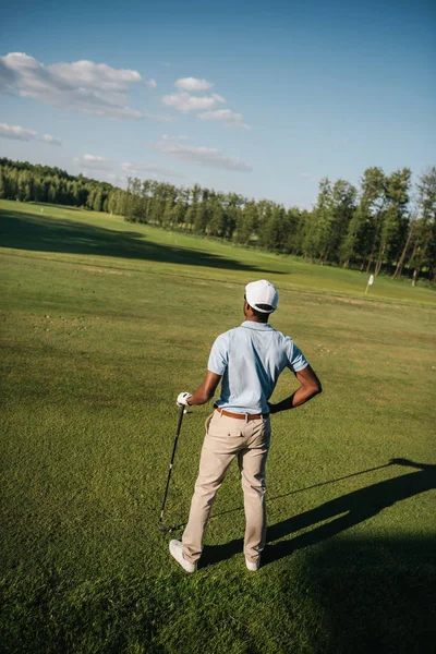 Hombre jugando al golf - foto de stock