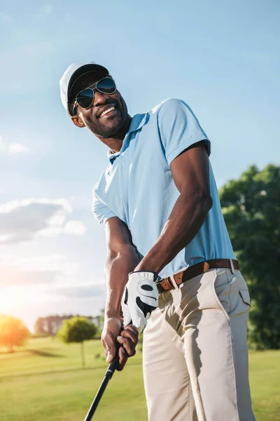 Man playing golf — Stock Photo