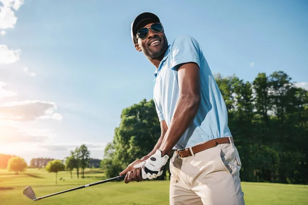 Hombre jugando al golf - foto de stock