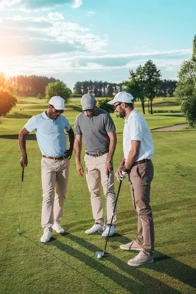 Hommes jouant au golf — Photo de stock