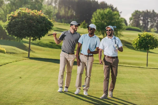 Hombres jugando al golf - foto de stock