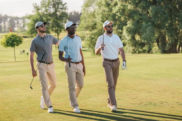 Чоловіки, грою в гольф — стокове фото