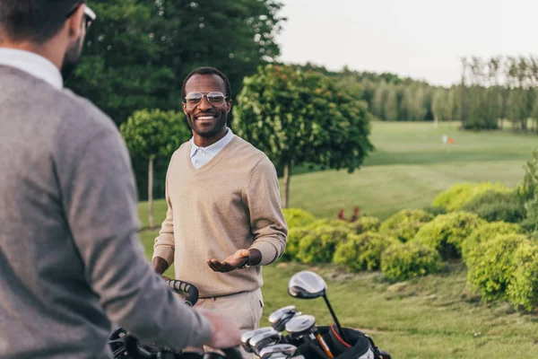Чоловіки з гольф-клубами в сумках — стокове фото