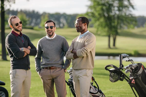 Игроки в гольф на поле — стоковое фото
