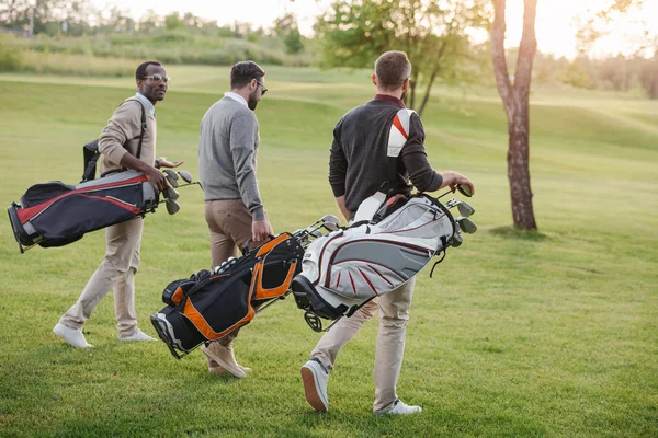 Golfeurs sur terrain de golf — Photo de stock