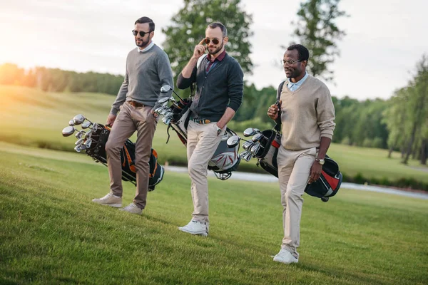 Golfers on golf course — Stock Photo