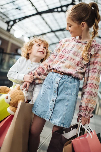Crianças segurando sacos de compras — Fotografia de Stock