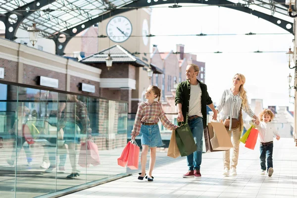 Familie spaziert in Einkaufszentrum — Stockfoto