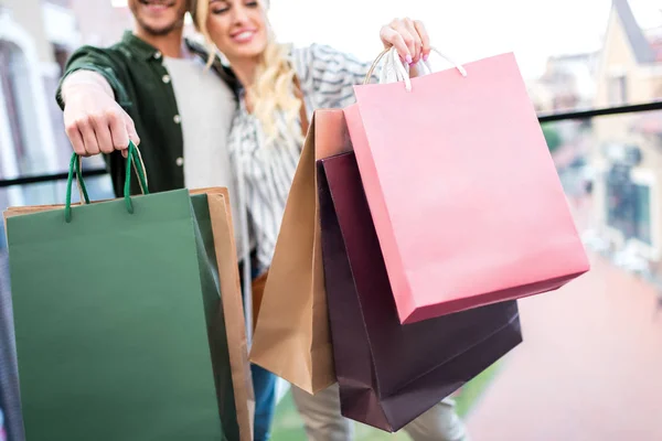 Casal segurando sacos de compras — Fotografia de Stock