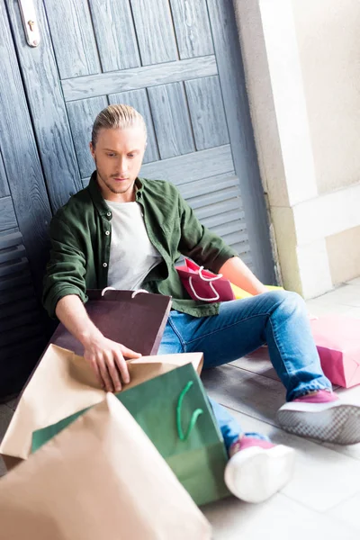 Hombre sosteniendo bolsas de compras - foto de stock