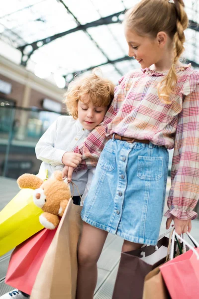 Enfants tenant des sacs à provisions — Photo de stock