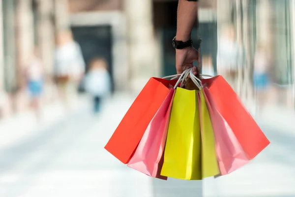 Hombre sosteniendo bolsas de compras - foto de stock