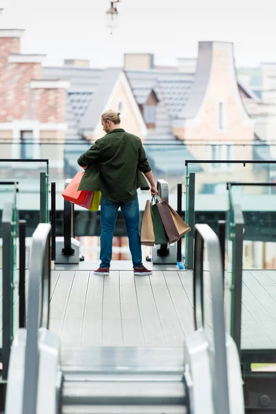 Homme tenant des sacs à provisions — Photo de stock