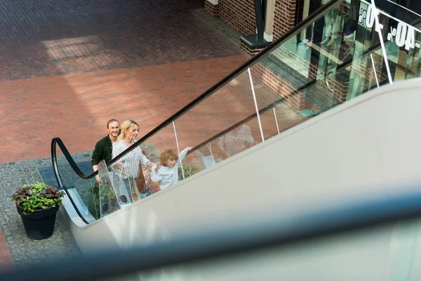 Bonne famille faisant du shopping ensemble — Photo de stock