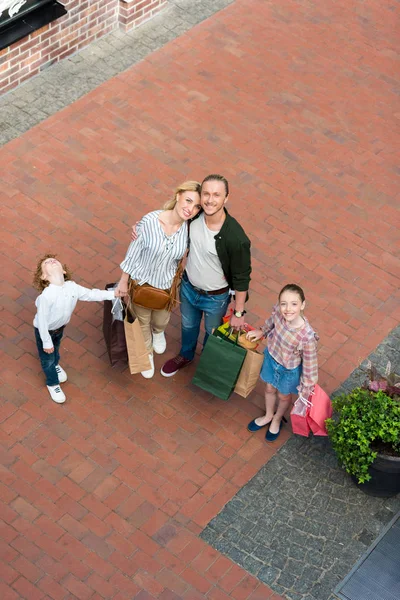 Happy family shopping — Stock Photo