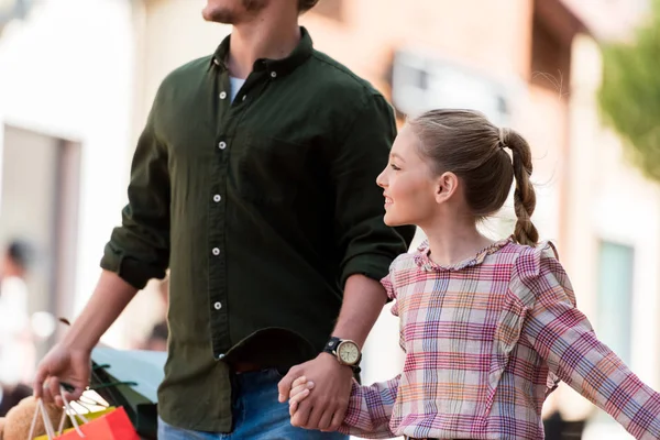 Father and daughter shopping — Stock Photo