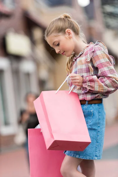 Chica sosteniendo bolsas de compras - foto de stock
