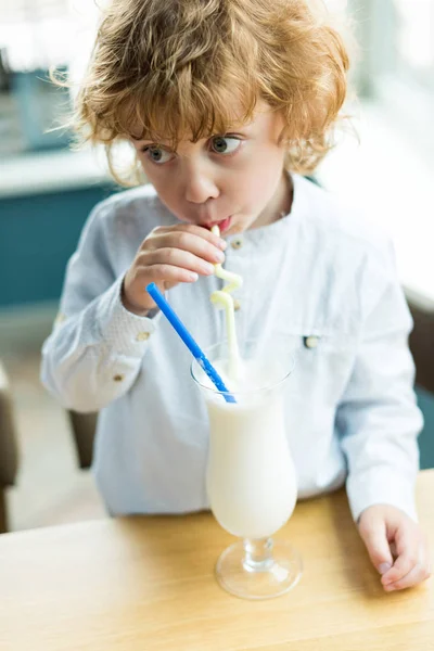 Мальчик пьет молочный коктейль — стоковое фото