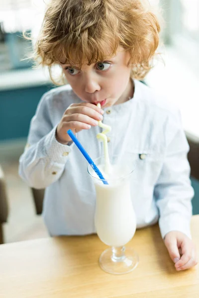 Хлопчик питної молочний коктейль — Stock Photo