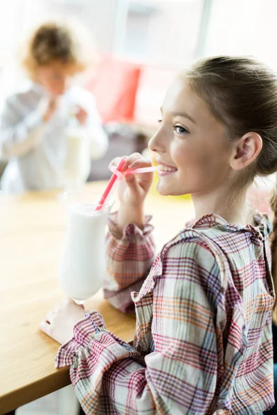 Mädchen trinkt Milchshake — Stockfoto