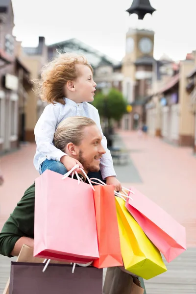 Père et fils avec sacs à provisions dans la rue — Photo de stock