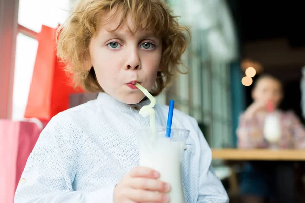 Menino bebendo milkshake — Fotografia de Stock