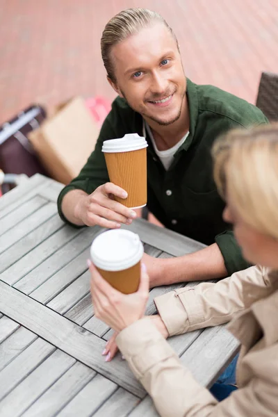 Pareja bebiendo café en la cafetería - foto de stock