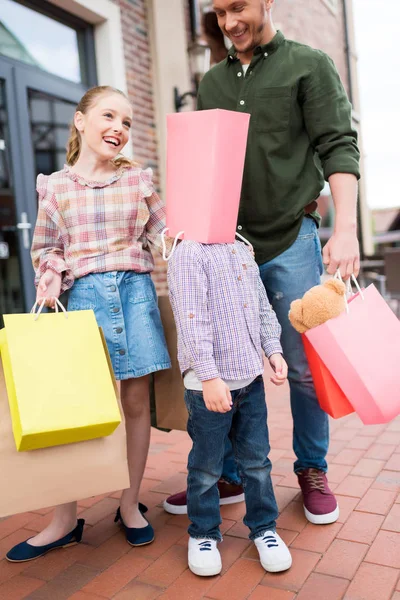 Famiglia con shopping bags on street — Foto stock