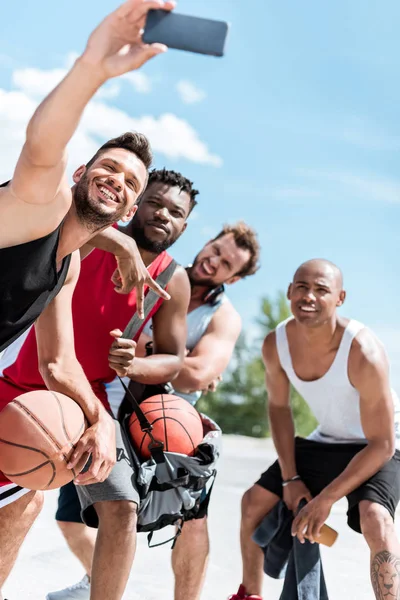 Selfie de jugadores de baloncesto - foto de stock