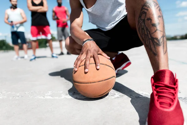 Mann mit Basketballball — Stockfoto