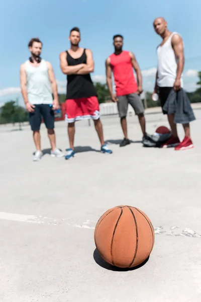 Equipo multicultural de baloncesto - foto de stock