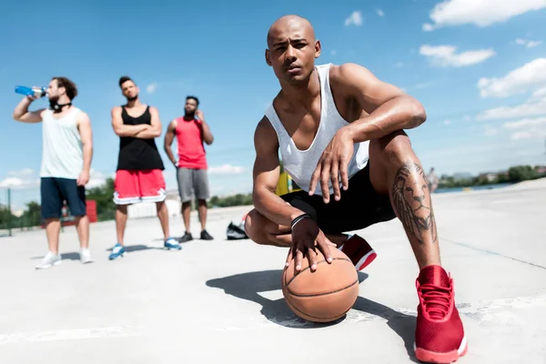 Homem com bola de basquete — Fotografia de Stock