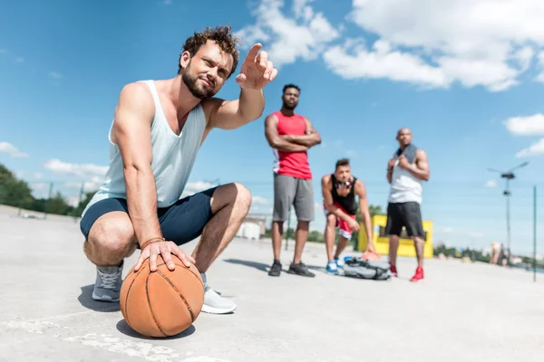 Hombre con pelota de baloncesto - foto de stock