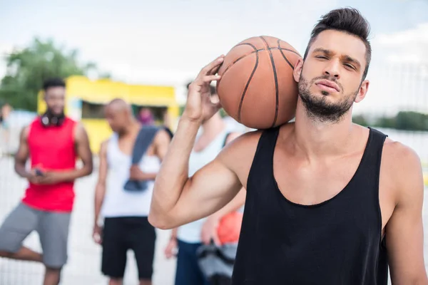 Basketballspieler mit Ball — Stockfoto