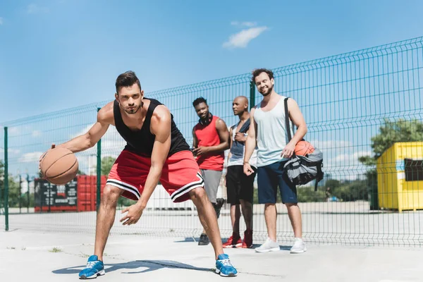 Joueurs de basket multiethniques — Photo de stock