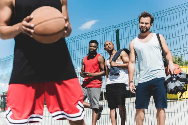 Jugadores multiétnicos de baloncesto - foto de stock