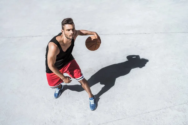 Basketballspieler mit Ball — Stockfoto