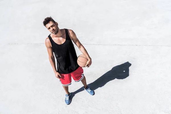 Basketball player with ball — Stock Photo