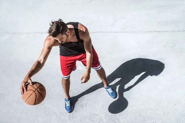 Joueur de basket avec balle — Photo de stock