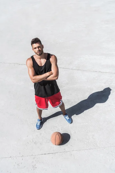 Basketballspieler mit Ball — Stockfoto