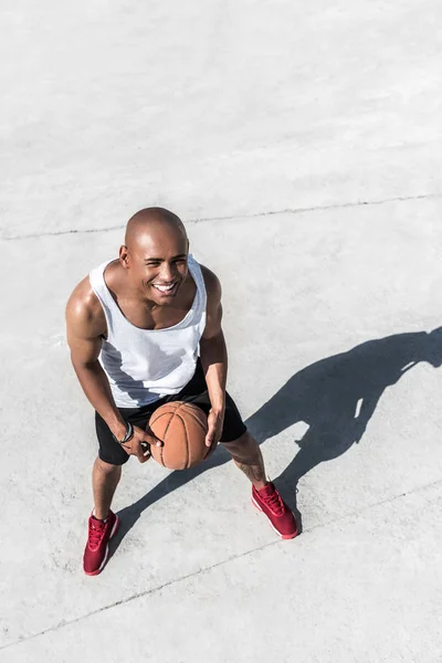 Basketballspieler mit Ball — Stockfoto