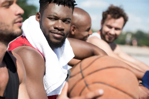 Equipo multicultural de baloncesto - foto de stock
